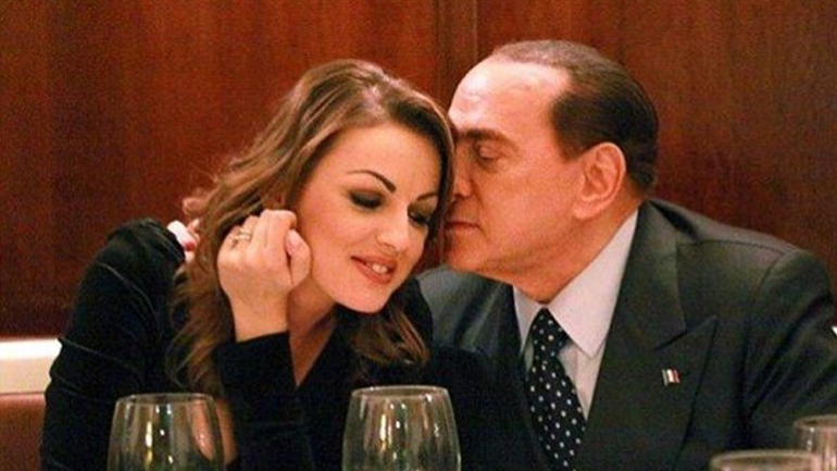 Μπερλουσκόνι και Una faccia, Una razzia